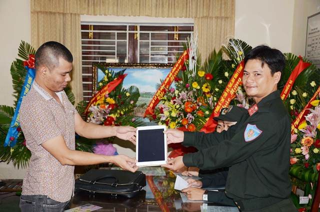 Đại diện tổ tuần tra cảnh sát cơ động Công an Thừa Thiên Huế trao trả tài sản cho du khách Quân